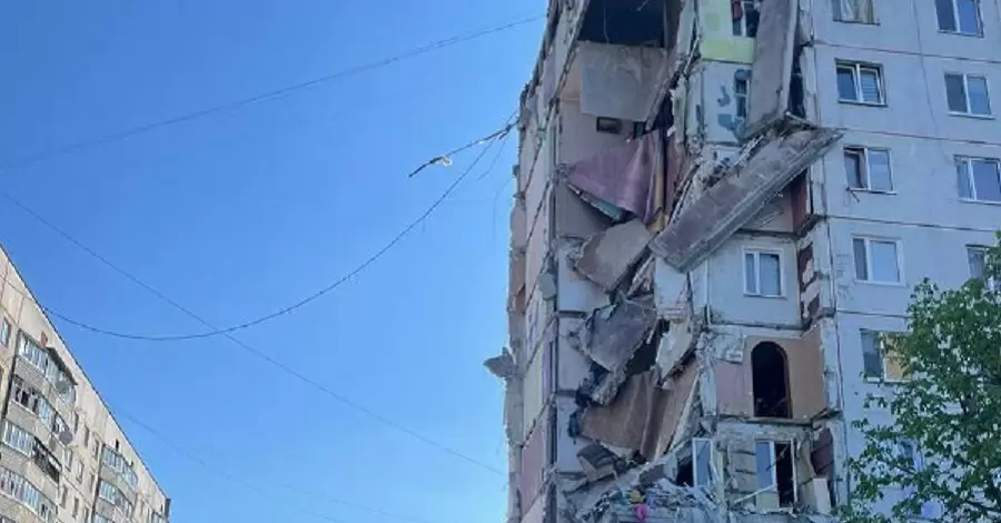Росіяни вдарили ракетою по 9-поверхівці у Вовчанську, є жертви