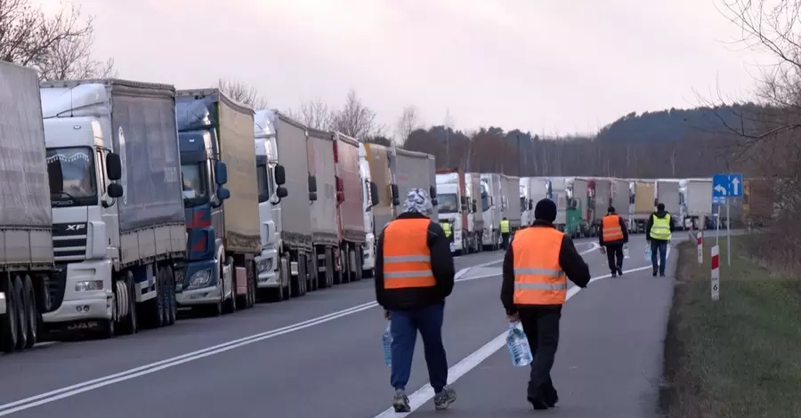Польські фермери розблокували вже три КПП на кордоні - там стоять понад 1,7 тисяч авто