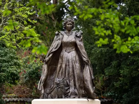 В Великобритании открыли первый памятник покойной королеве Елизавете II 