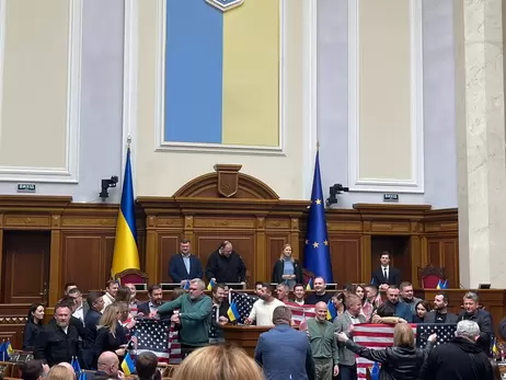 До Верховної Ради принесли прапори США на знак подяки конгресменам