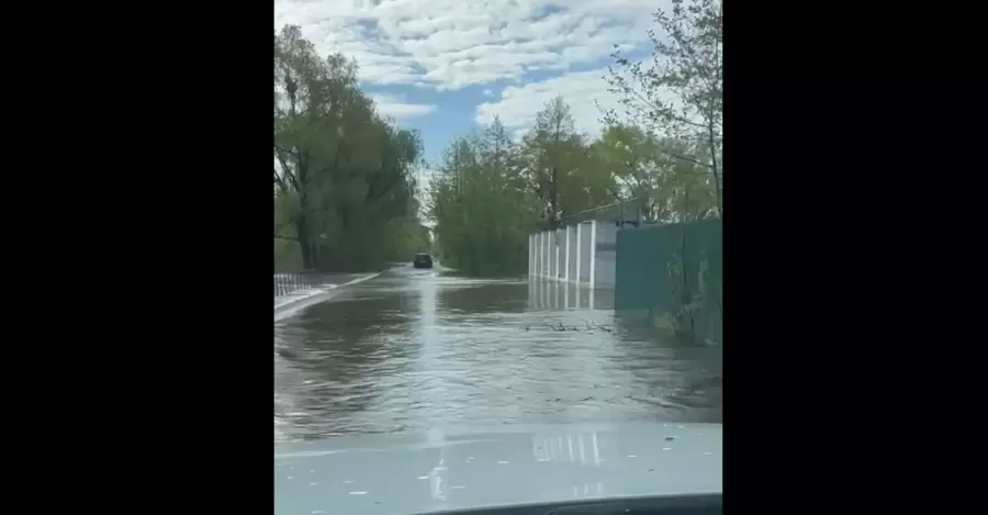 На Київщині вода перелилась через дамбу у районі шлюзів
