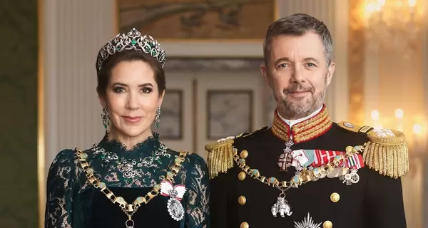 Дворец Кристиансборг показал портреты нового короля и королевы Дании