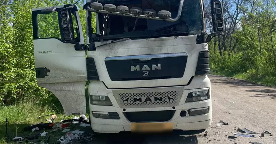 Біля Вовчанська росіяни вдарили FPV-дроном у вантажівку під час руху, є поранений