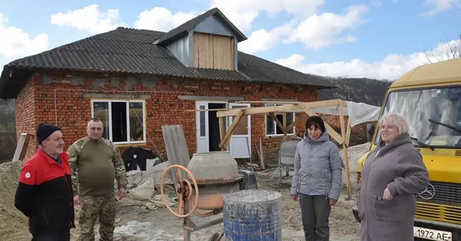 На Тернопольщине односельчане достроили дом бойцу, потерявшему на фронте ноги