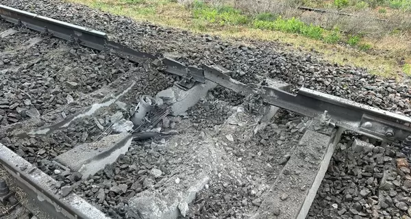 В Херсоне после обстрела частично исчез свет и поврежден железнодорожный вокзал