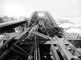 Запорожские мосты наполовину готовы 
