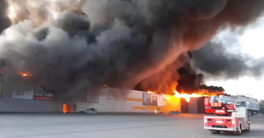 В Варшаве горит огромный торговый центр, огонь охватил 80% здания