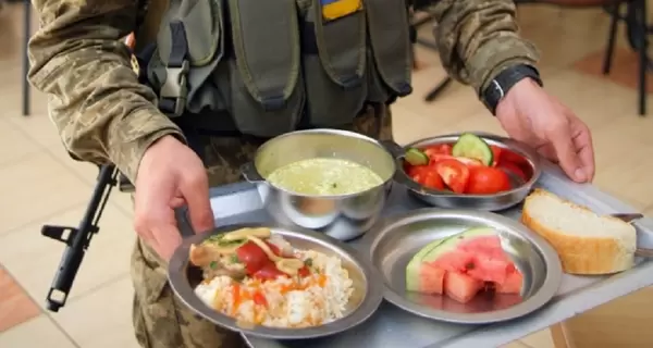 Военным в рацион добавили свежие фрукты, рыбу и специи