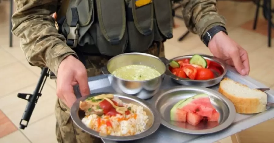 Военным в рацион добавили свежие фрукты, рыбу и специи