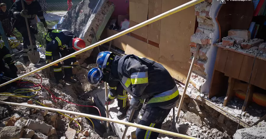 На Львовщине обрушилась часть жилого дома - из-под завалов достали тело ребенка 