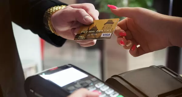 Слишком доверчивы и недостаточно осведомлены: банкир рассказала, кто становится жертвой карточных мошенников