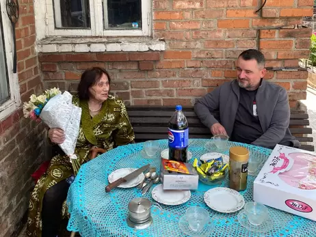 Жительнице Славянска исполнился 101 год, мэр поздравил ее цветами и тортом