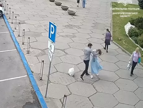 В Днепре задержали мужчину, избивавшего женщин посреди улицы