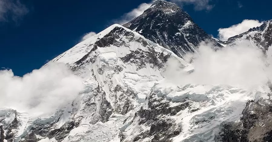 Під час спуску з Евересту зникли безвісти британський альпініст та його гід