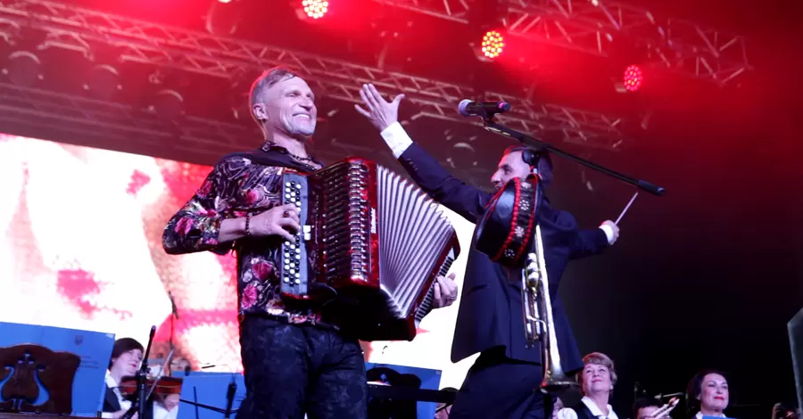 Олег Скрипка отметил 60-летие на сцене с музыкантами-военнослужащими