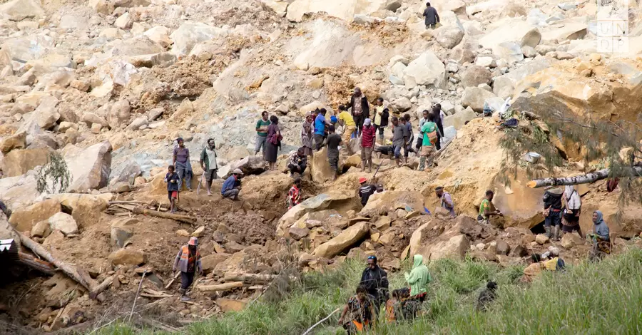 В Папуа-Новой Гвинее из-за оползня заживо похоронены до 2000 человек, их откапывают лопатами и голыми руками
