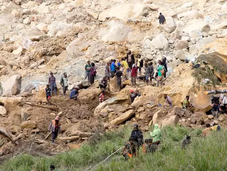 В Папуа-Новой Гвинее из-за оползня заживо похоронены до 2000 человек, их откапывают лопатами и голыми руками