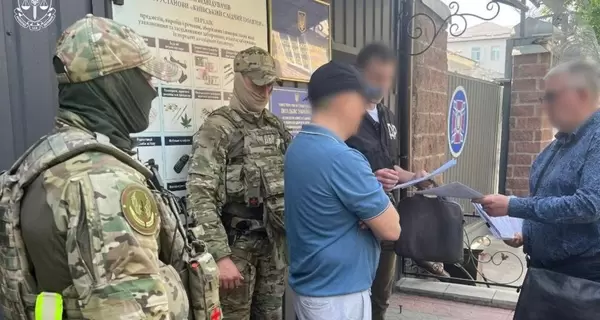 Колишньому військкому Борисову вручили нову підозру на виході із СІЗО у Києві - він хотів утекти за кордон