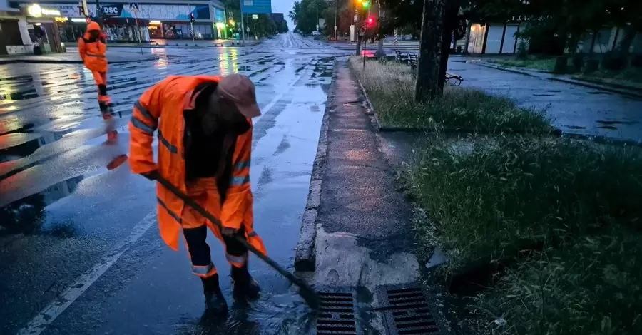 В Одесі всю ніч йшла злива, ряд вулиць затопило