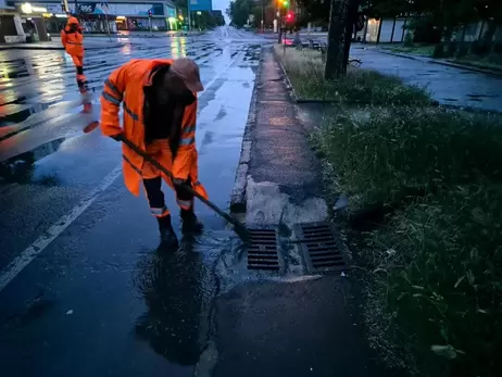 В Одесі всю ніч йшла злива, ряд вулиць затопило