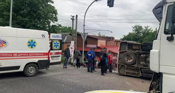 В Винницкой области пассажирский автобус столкнулся с грузовиком - 11 человек пострадали