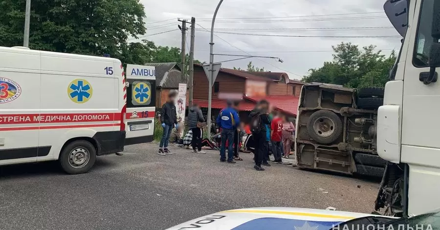 В Винницкой области пассажирский автобус столкнулся с грузовиком - 11 человек пострадали