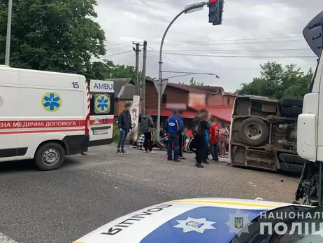 На Вінниччині пасажирський автобус зіткнувся з вантажівкою - 11 людей постраждали