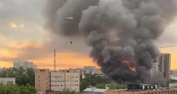 В Москве горит бывший машиностроительный завод, площадь пожара быстро увеличивается