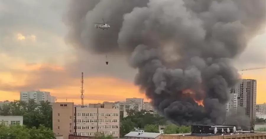 В Москве горит бывший машиностроительный завод, площадь пожара быстро увеличивается