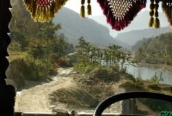 В Непале автобус упал в пропасть 