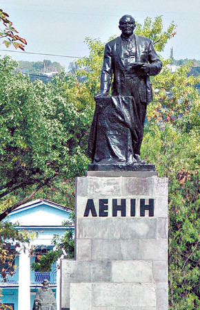 В Луганские взбунтовались против «чернокожего» Ленина 