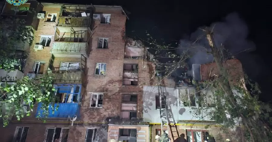 Харків'яни збираються біля зруйнованого росіянами будинку, сподіваючись знайти рідних живими