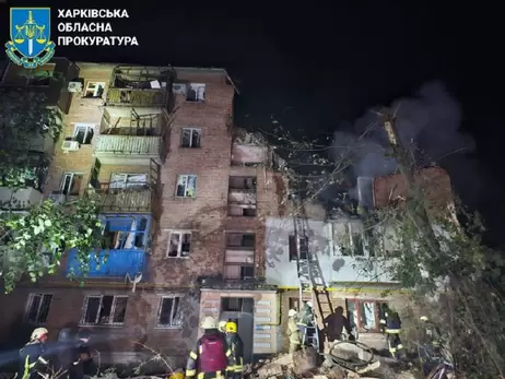 Харків'яни збираються біля зруйнованого росіянами будинку, сподіваючись знайти рідних живими