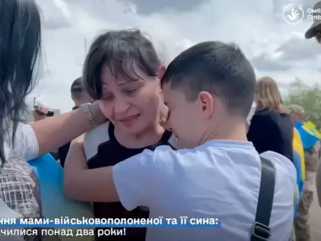Омбудсмен показав відео зустрічі військовополоненої з сином після двох років розлуки