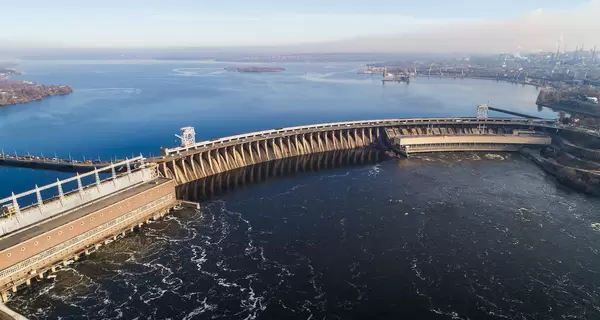 Движение по плотине ДнепроГЭС не будут открывать из-за российских обстрелов 