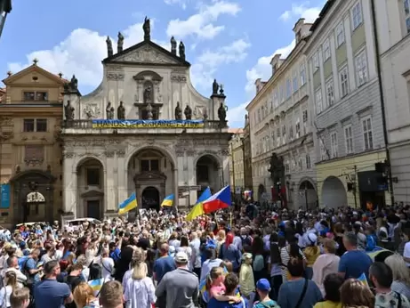 У центрі Праги група людей напала на українських волонтерів