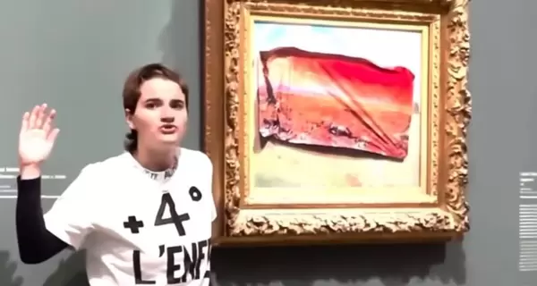 В Париже экоактивистка заклеила баннером картину Моне, не защищенную стеклом 
