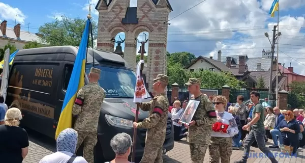 На Тернопольщине задержали мужчину, который срывал флаги и портреты с могил военных