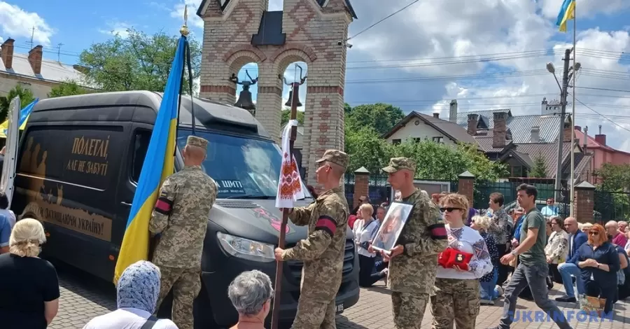 На Тернопольщине задержали мужчину, который срывал флаги и портреты с могил военных