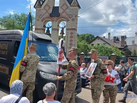 На Тернопільщині затримали чоловіка, який зривав прапори та портрети з могил військових