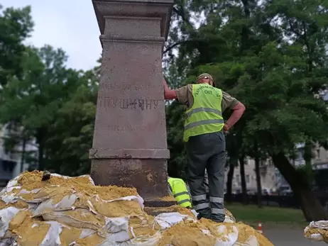 В центре Харькова демонтировали постамент памятника Пушкину