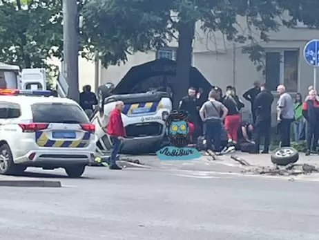 У центрі Львова перекинулося авто поліції, є постраждалі