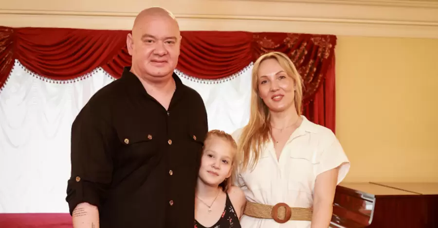 Евгений Кошевой с женой и дочерью пришел на балетную премьеру к Екатерине Кухар