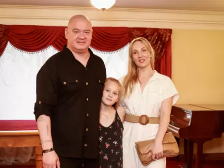 Євген Кошовий з дружиною та донькою прийшов на балетну прем'єру до Катерини Кухар