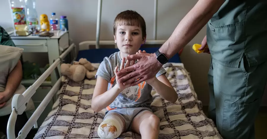 11-летний мальчик, потерявший ногу в результате авиаудара по Харьковщине, получил протез