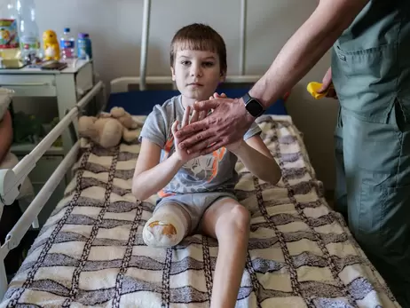 11-річний хлопчик, який втратив ногу внаслідок авіаудару по Харківщині, отримав протез