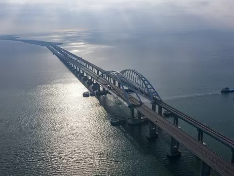 Россияне стянули восемь барж к Крымскому мосту, пытаясь защитить его от атак ВСУ 