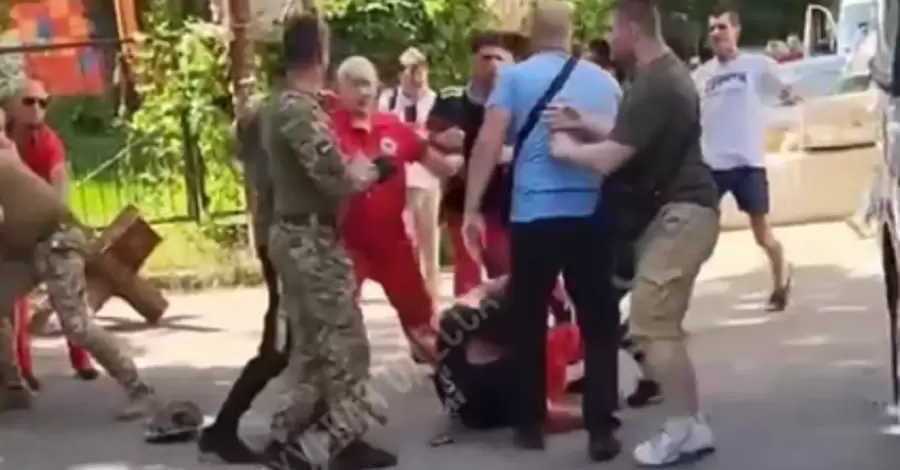 В Одесі сталася масова бійка між медиками швидкої та працівниками ТЦК