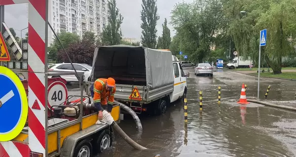 Сильный дождь в Киеве затопил улицы и остановил общественный транспорт