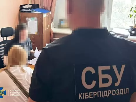 СБУ разоблачила ботофермы, взламывающие телефоны украинских воинов